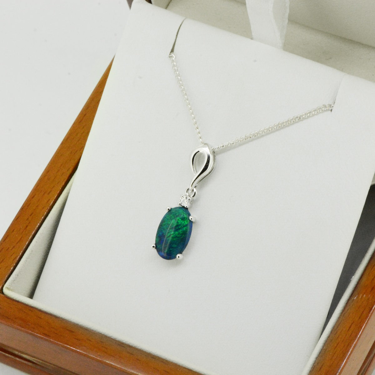 18ct white gold black opal pendant (sp7877) 18ct white gold black opal pendant (sp7877)