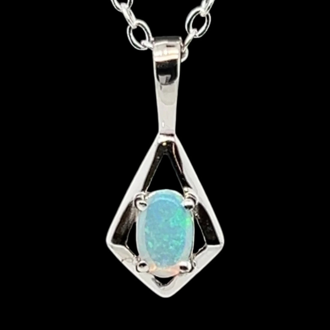 18ct White Gold Solid Opal Pendant (sp671) 18ct White Gold Solid Opal Pendant (sp671)
