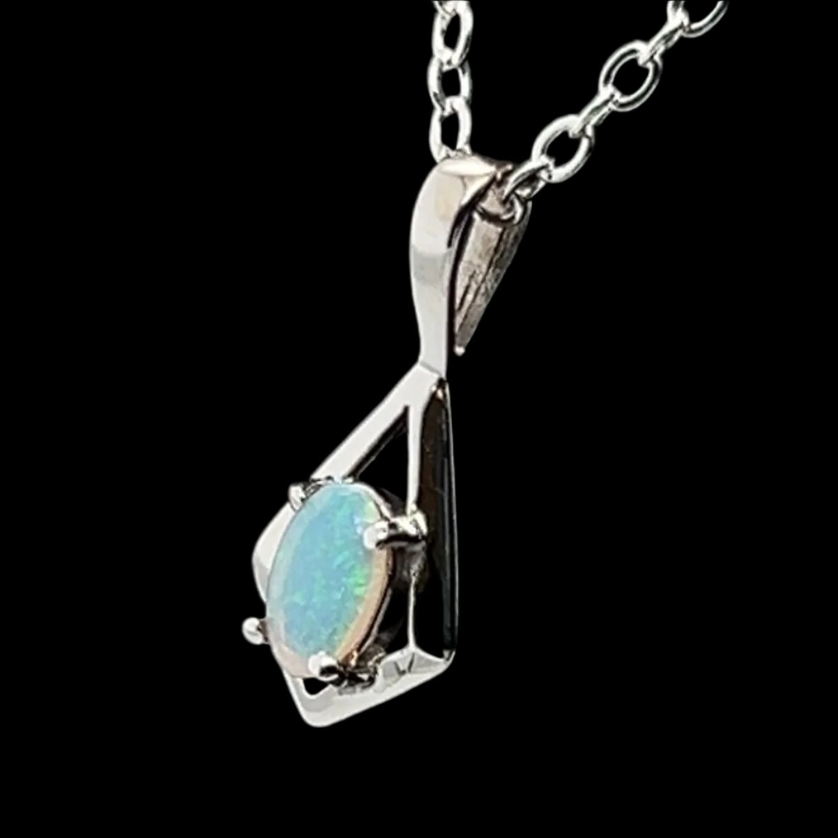 18ct White Gold Solid Opal Pendant (sp671) 18ct White Gold Solid Opal Pendant (sp671)