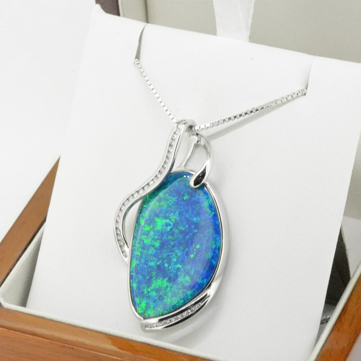 18ct White Gold Doublet Opal Pendant with Diamond Accents (gdp7935)