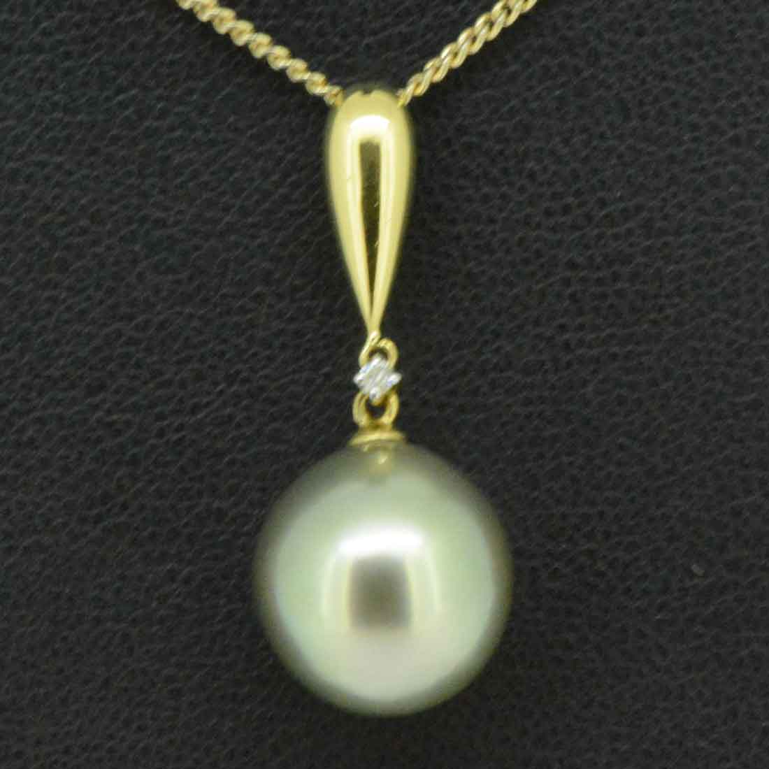 18ct yellow gold black pearl pendant