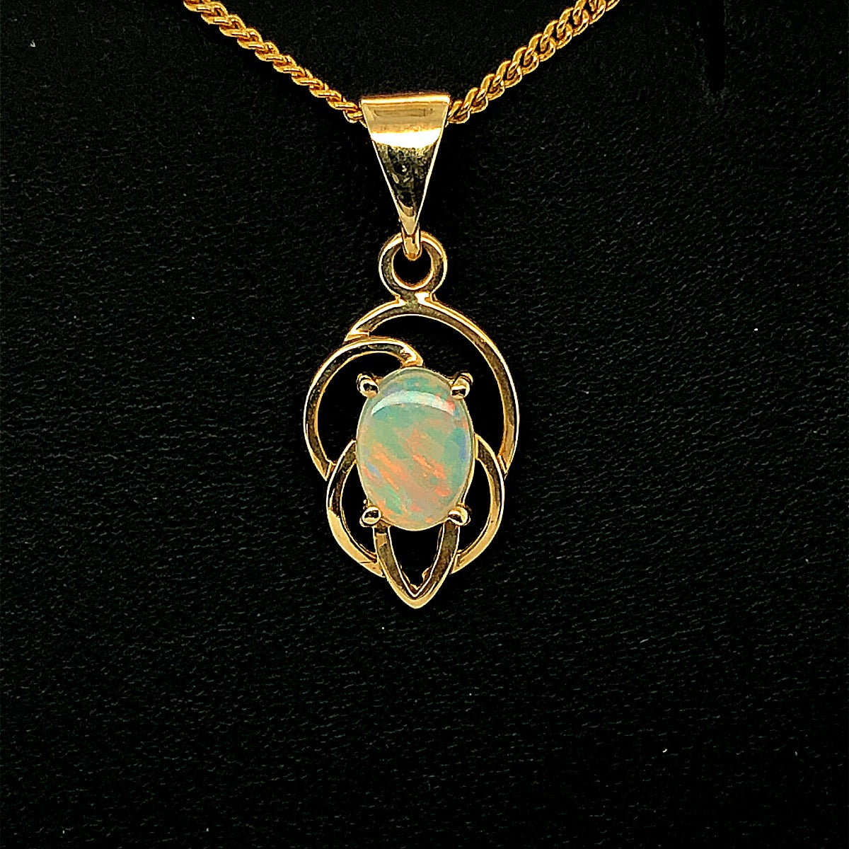 18ct yellow gold solid opal pendant (7x5mm)