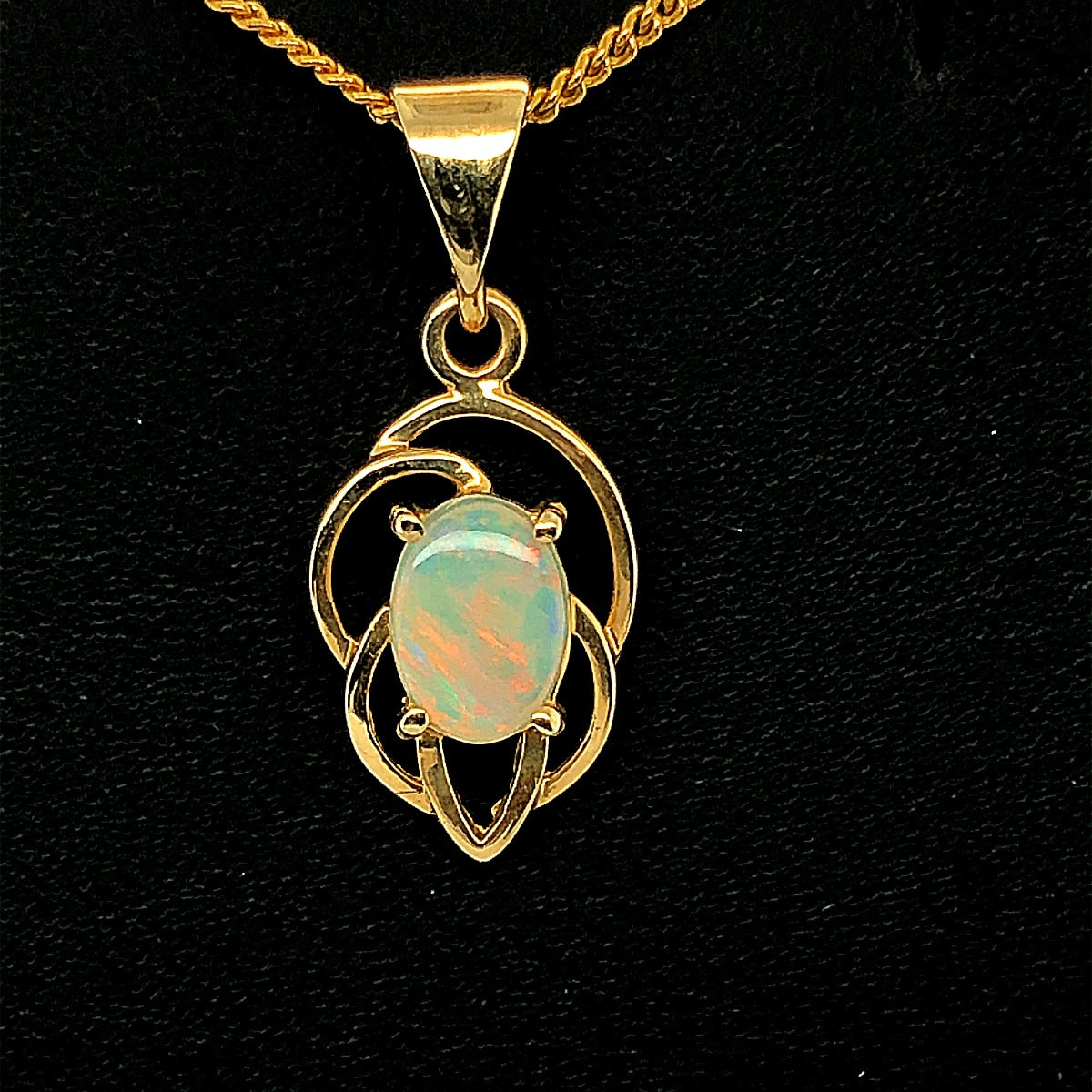 18ct yellow gold solid opal pendant (7x5mm)