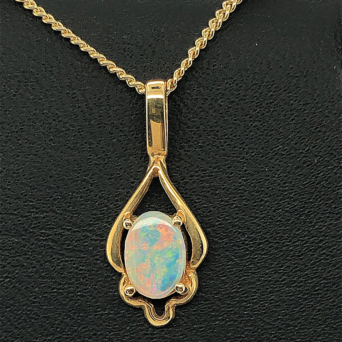 Ladies 18ct yellow gold opal pendant (7mm x 5mm)