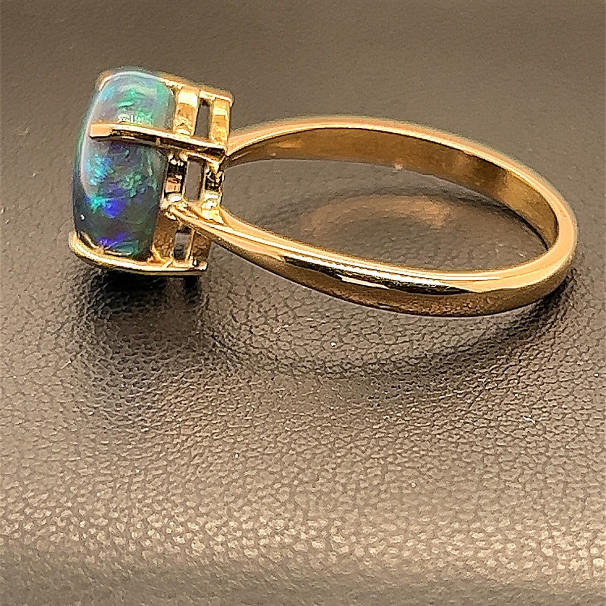 Black opal ring set in 18ct gold (sr9125)