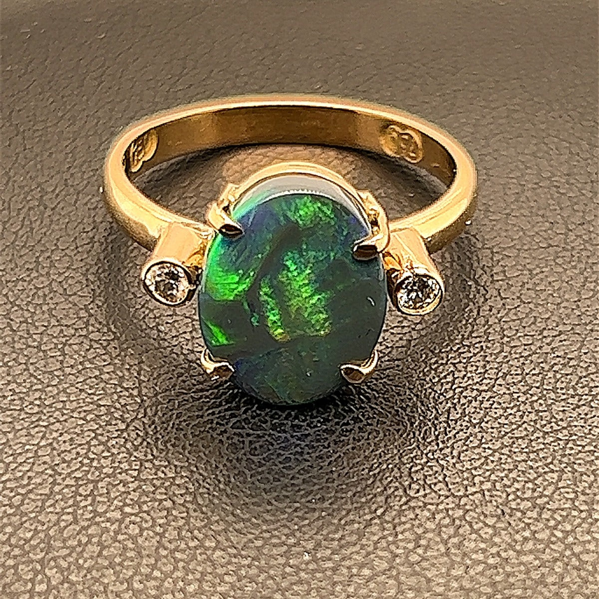 Black Opal ring set in 18ct gold (sr9132)